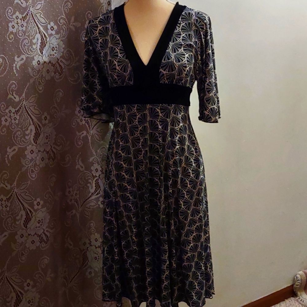 Intrigue Women's Size S v-neck dress black white fan pattern belted 3/4 sleeve‎